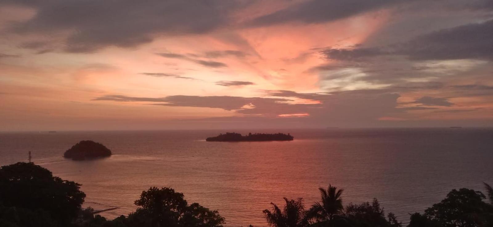 The View Padang, Amazing View, 8 Mins Mentawai Fast Ferry, Cold Beer,Close To Restaurants Padang (Sumatra) Ngoại thất bức ảnh