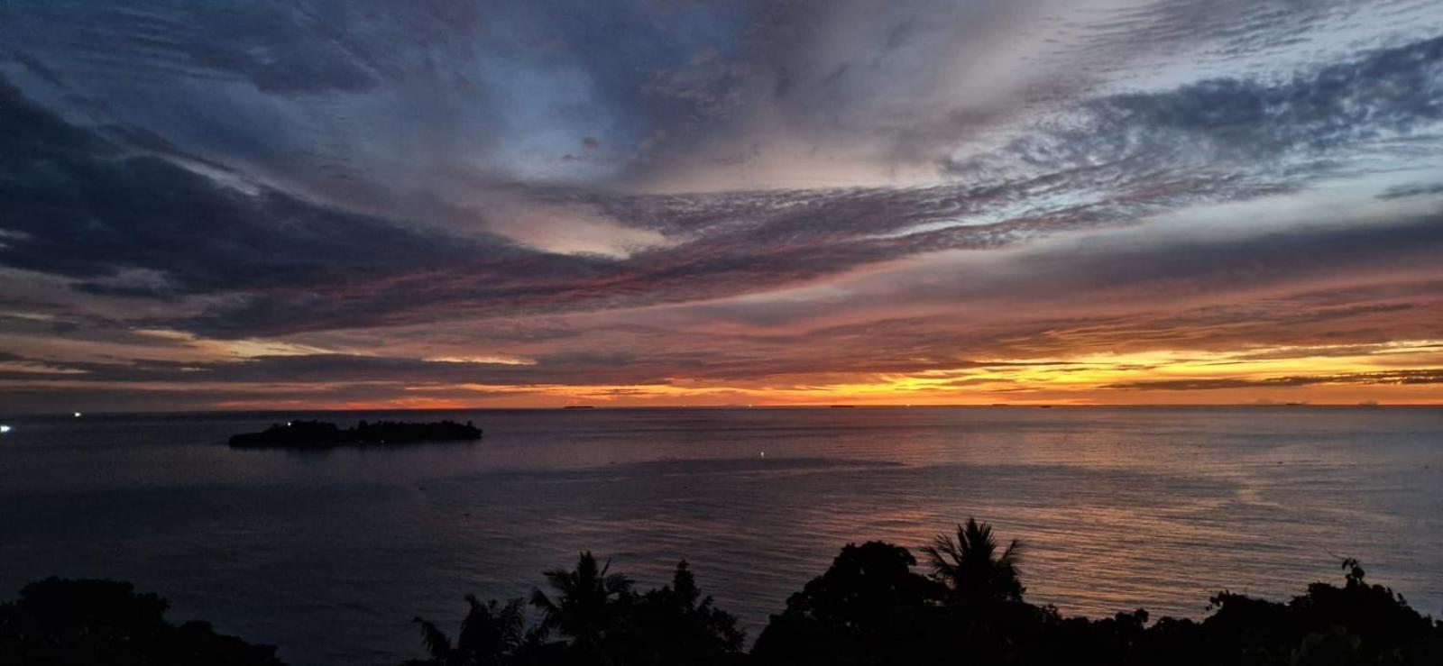The View Padang, Amazing View, 8 Mins Mentawai Fast Ferry, Cold Beer,Close To Restaurants Padang (Sumatra) Ngoại thất bức ảnh